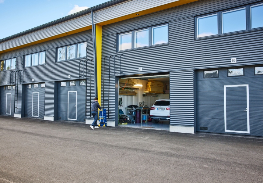 talli-outside-garage
